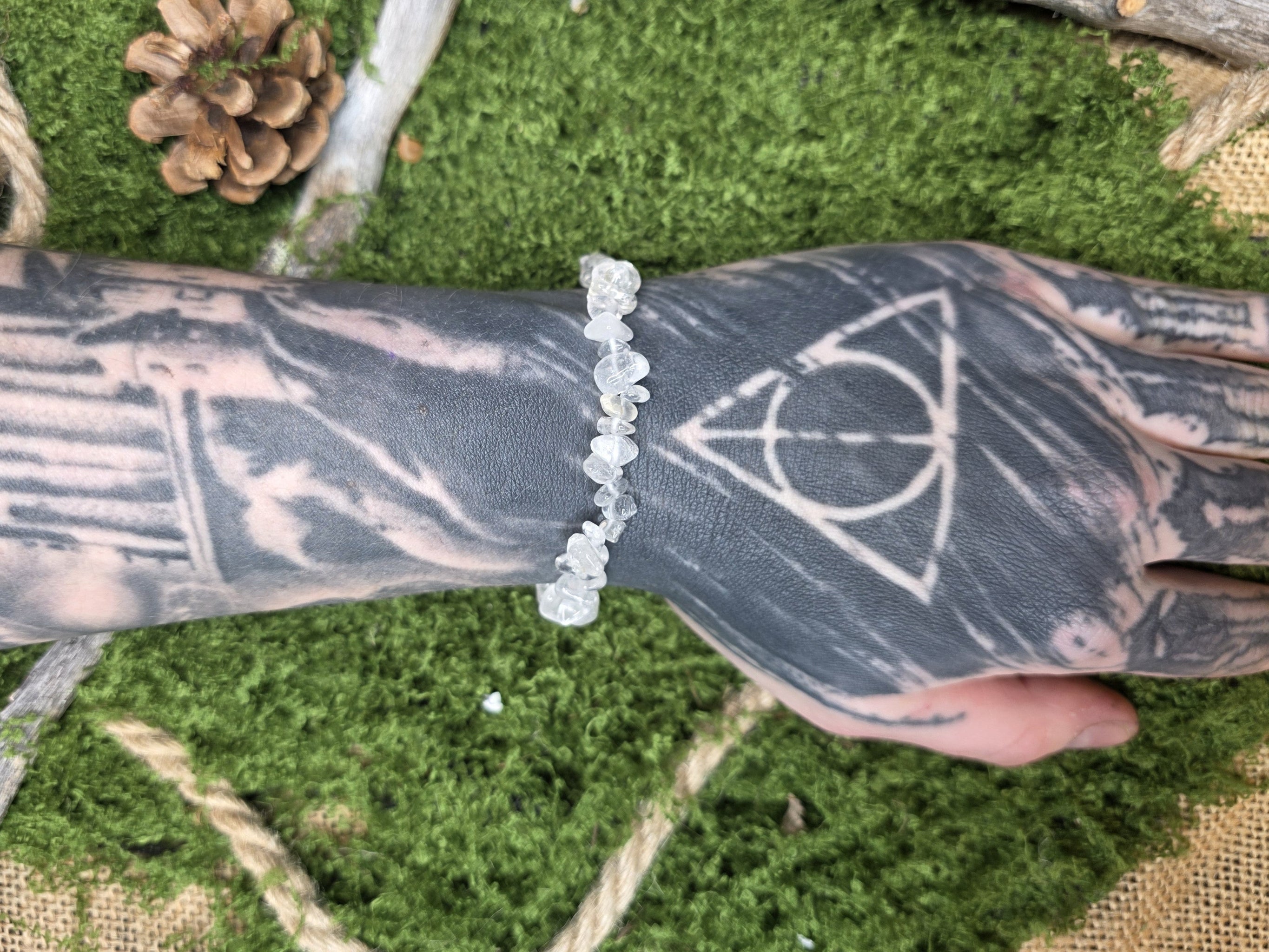 Vuorikristalli kivisiruista valmistettu rannekoru mallin kädessä. 