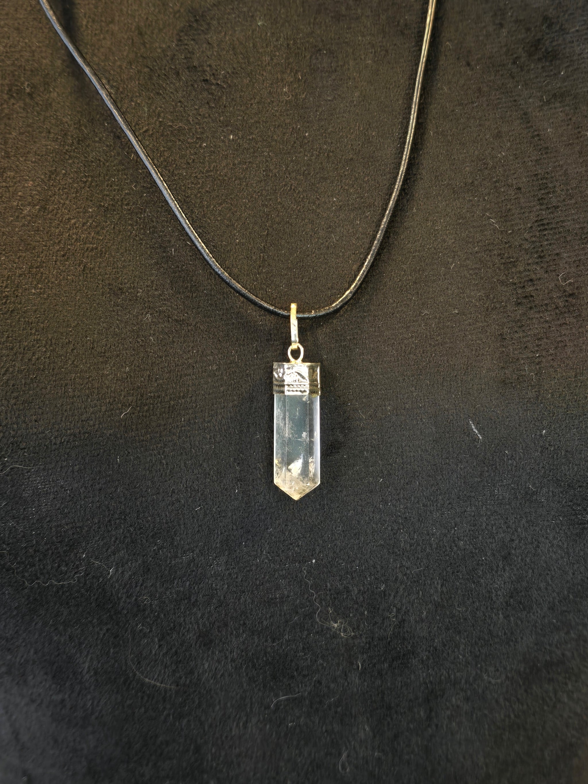 Vuorikristalli riipus nahkanauhassa.