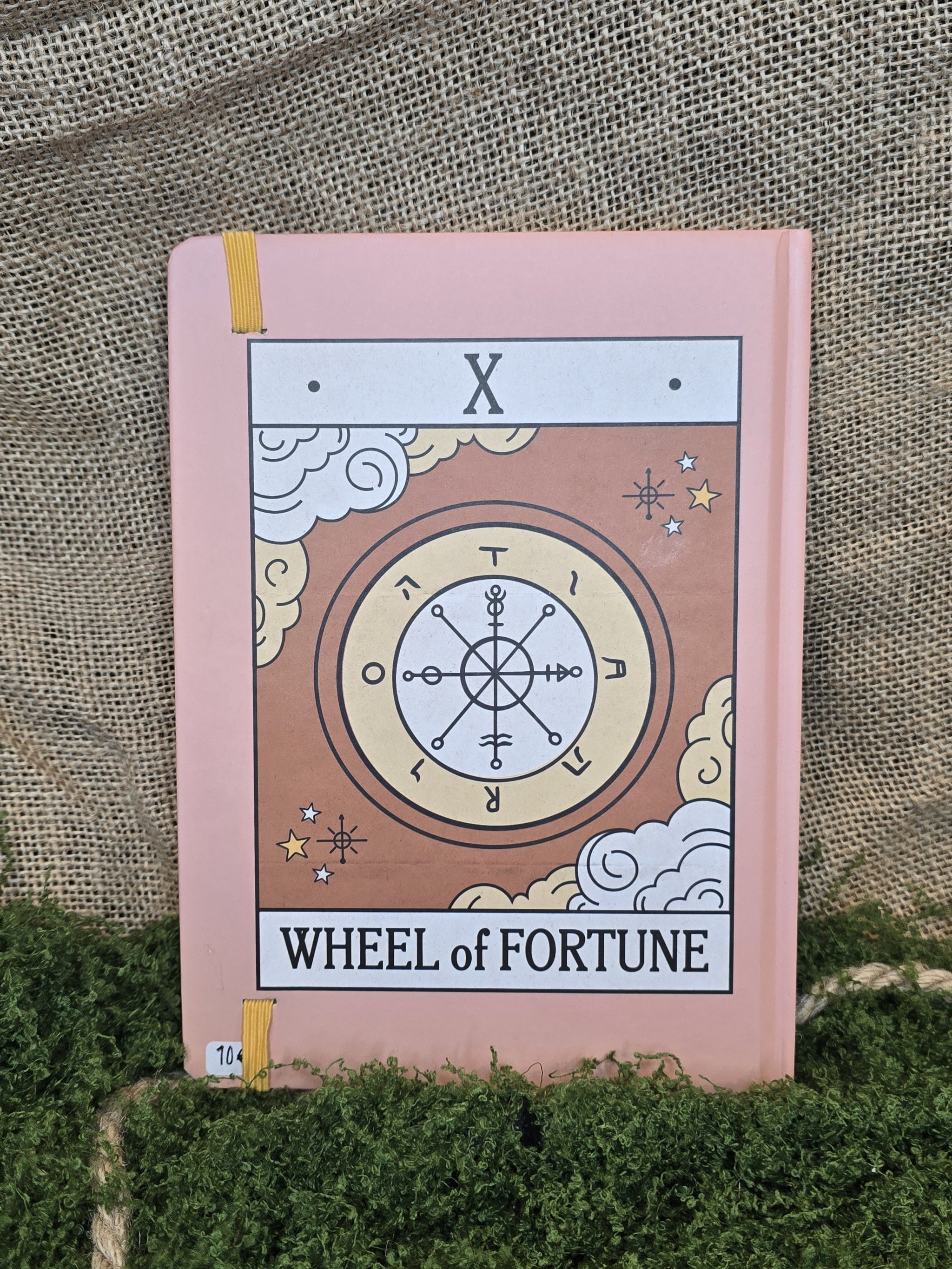 Tarot korteista tuttu wheel of fortune muistikirjana takaa.