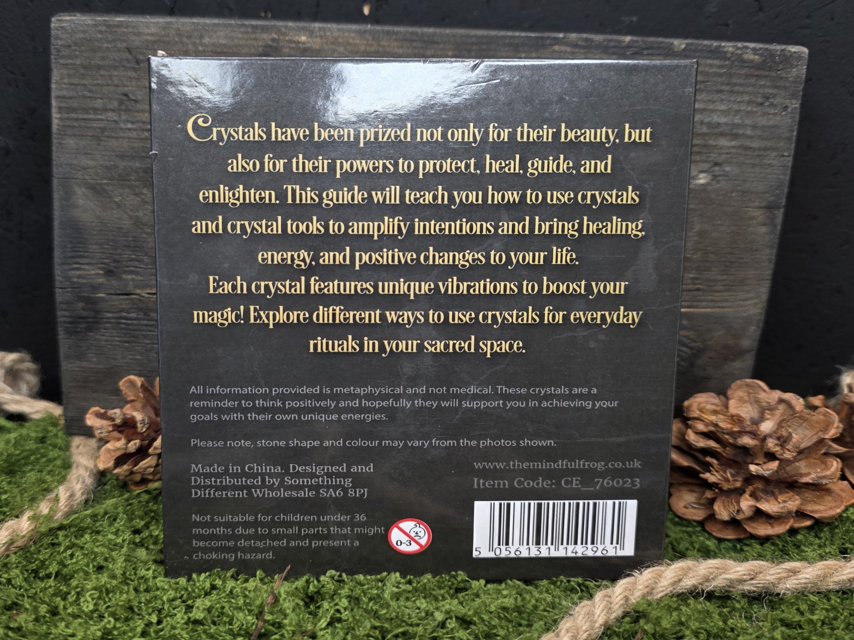 Kristalli setti, 6 erilaista kristallia ja englanninkieliset ohjeet. Laatikko takaa.