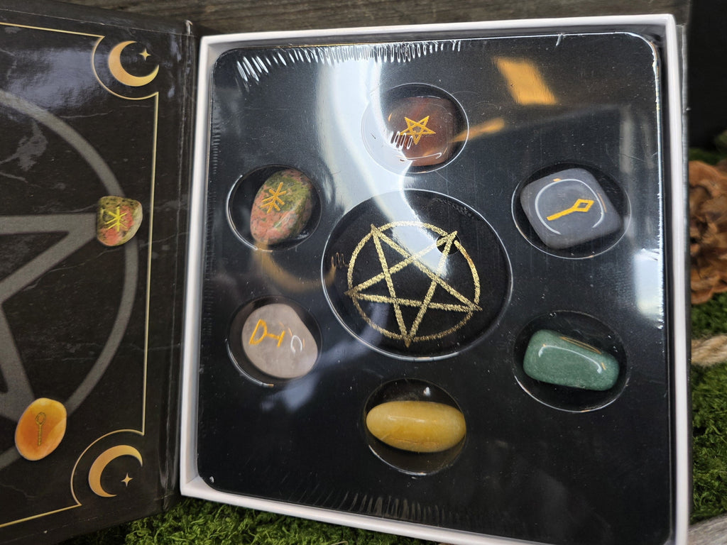 Kristalli setti, 6 erilaista kristallia ja englanninkieliset ohjeet. Tuote sisältä.