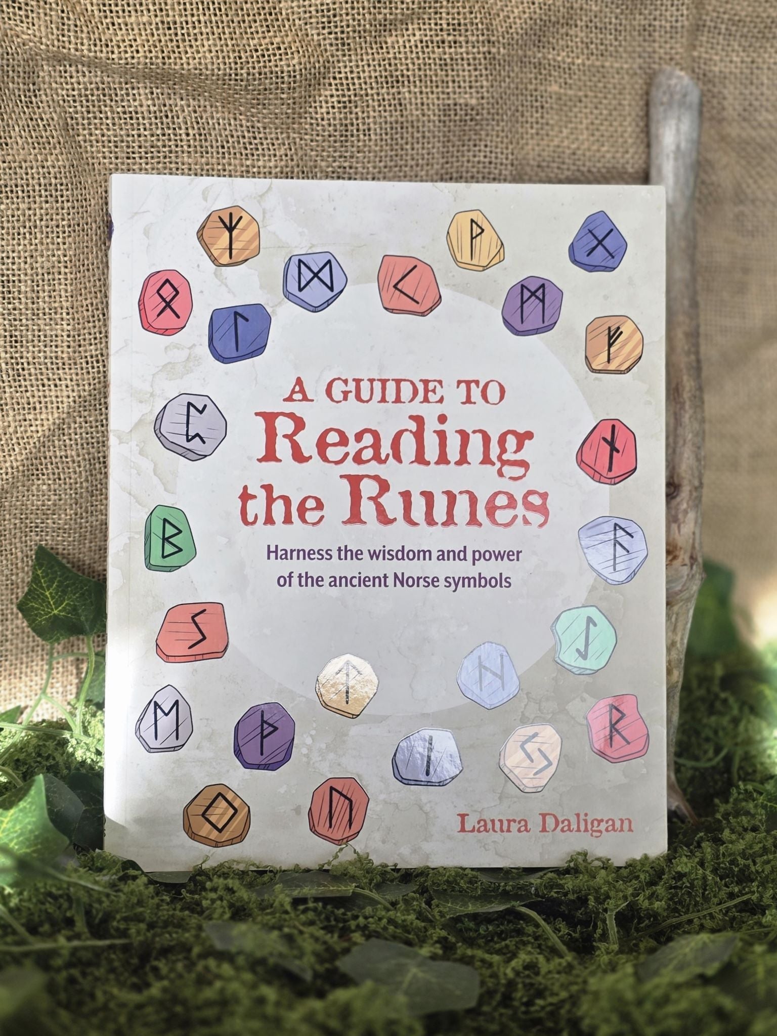 Laura Daligan englanninkielinen kirja A Guide to Reading the Runes- Harness the wisdom and power of the ancient Norse symbols.