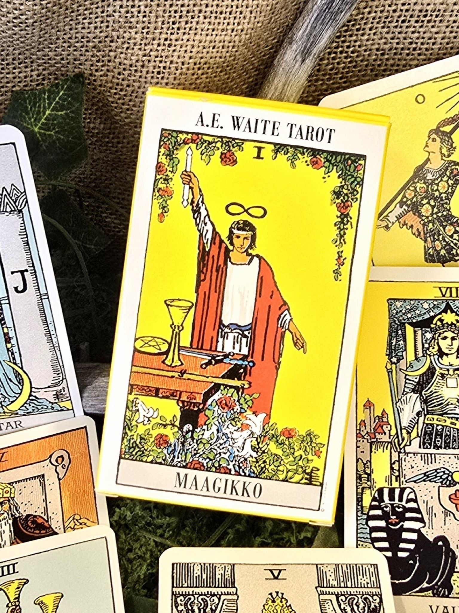 A.E. Waite Tarot - tarotkortit (suomeksi) - Inked Mystiqs