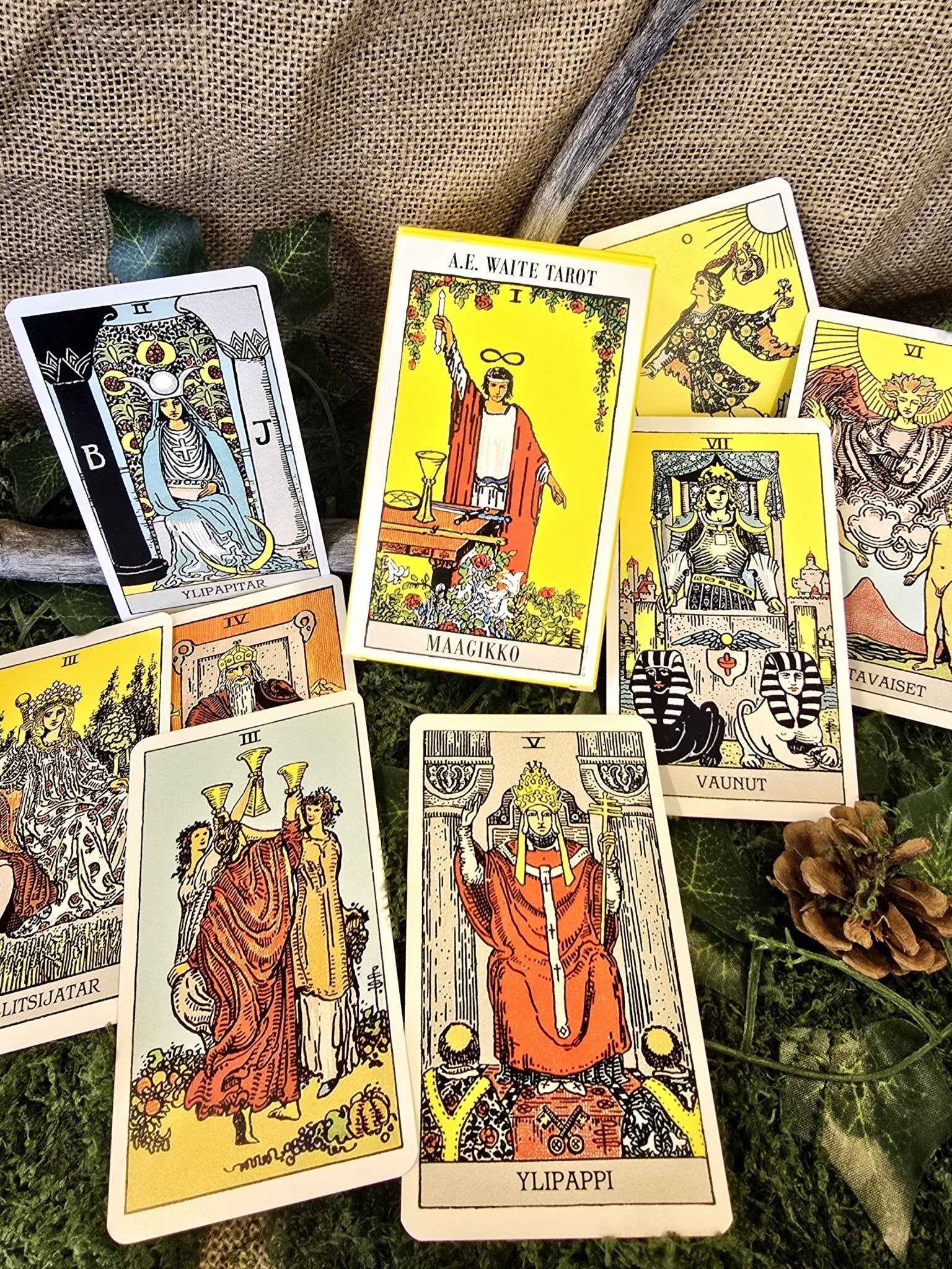 A.E. Waite Tarot - tarotkortit (suomeksi) - Inked Mystiqs