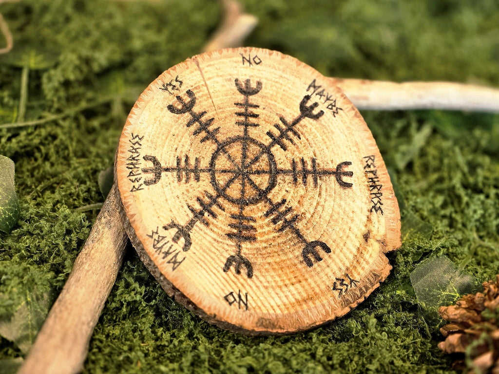 Puukiekosta valmistettu heilurialusta, jossa Vegvísir symboli.