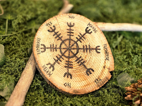 Puukiekosta valmistettu heilurialusta, jossa Vegvísir symboli.