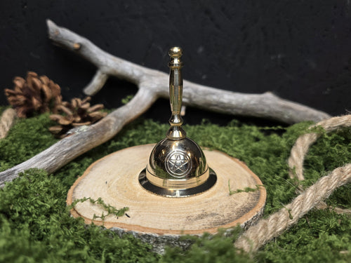 Metallinen alttarikello pentagram kuviolla.