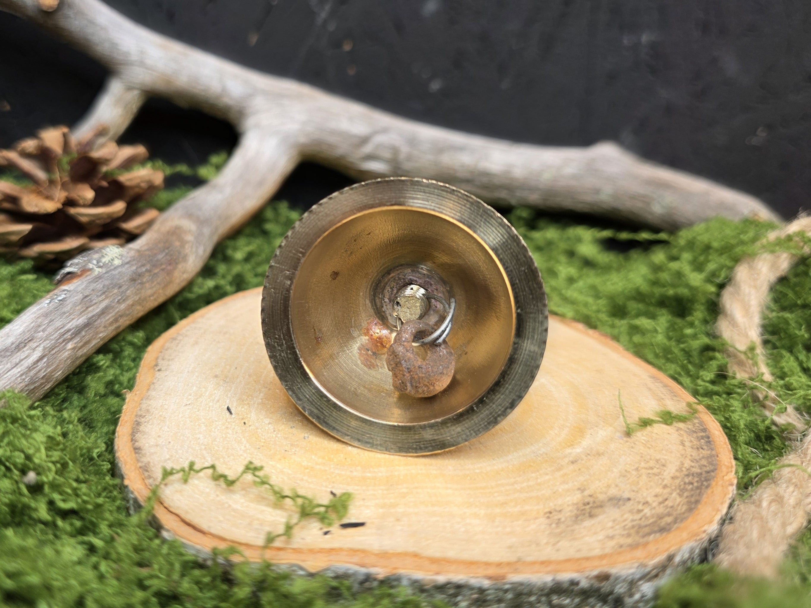 Metallinen alttarikello pentagram kuviolla.