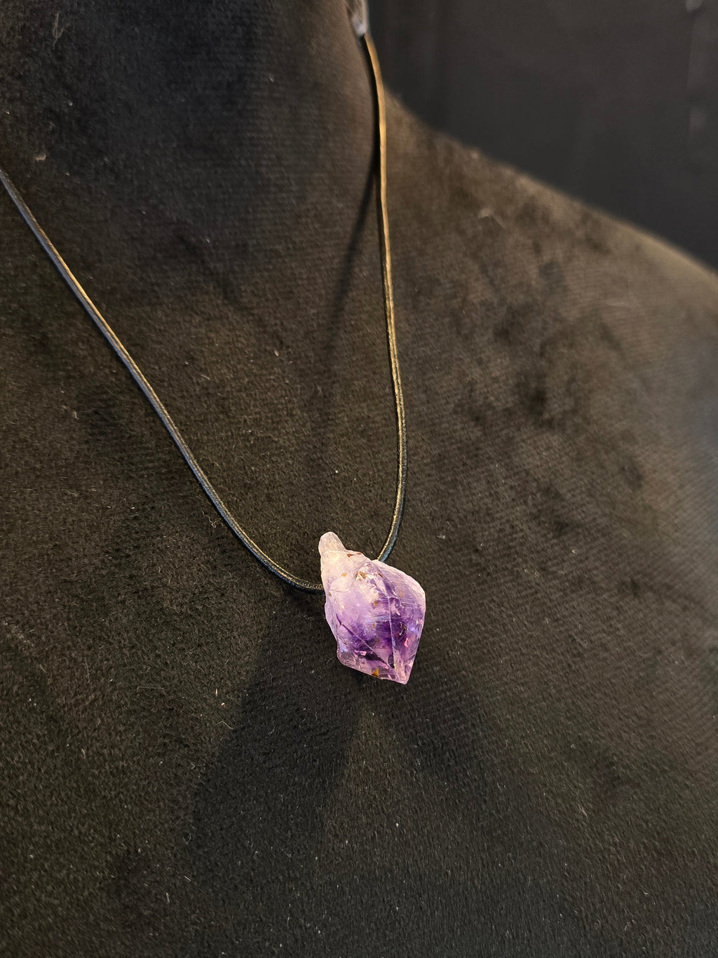 Ametisti nahkanauhassa.