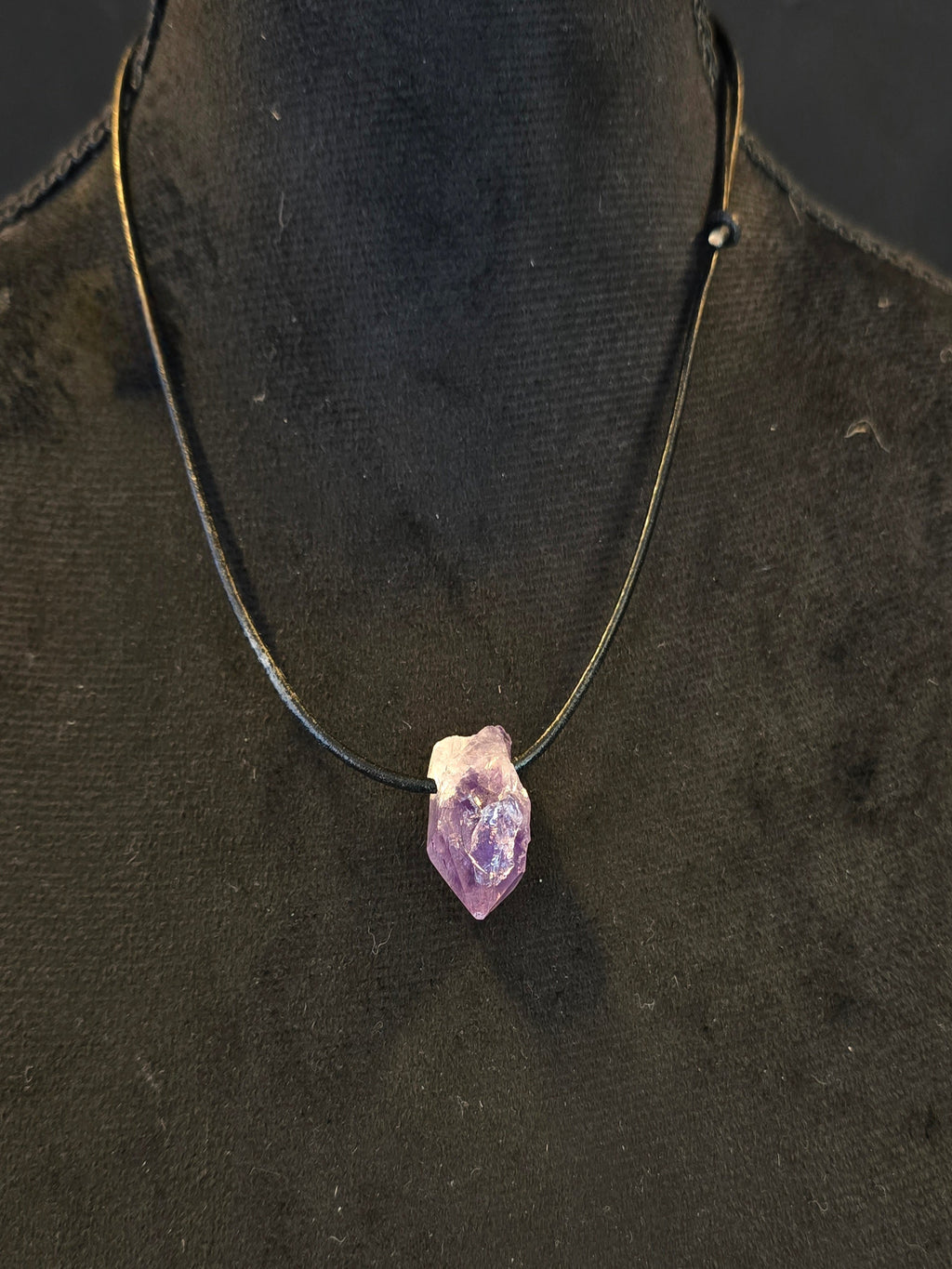 Ametisti nahkanauhassa.