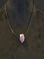 Ametisti nahkanauhassa.