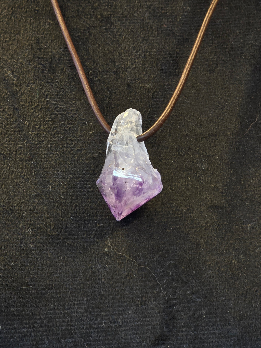 Ametisti nahkanauhassa.