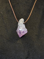 Ametisti nahkanauhassa.