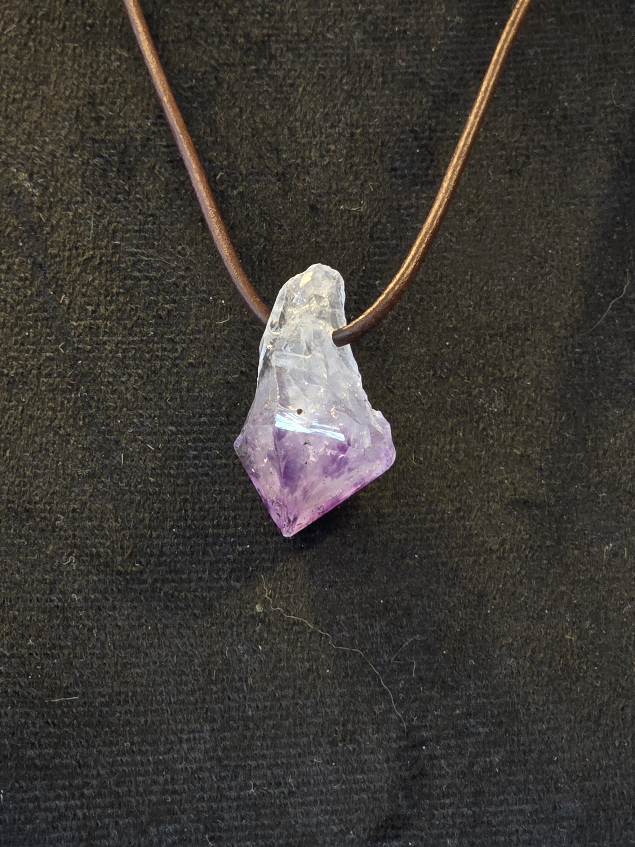 Ametisti nahkanauhassa.