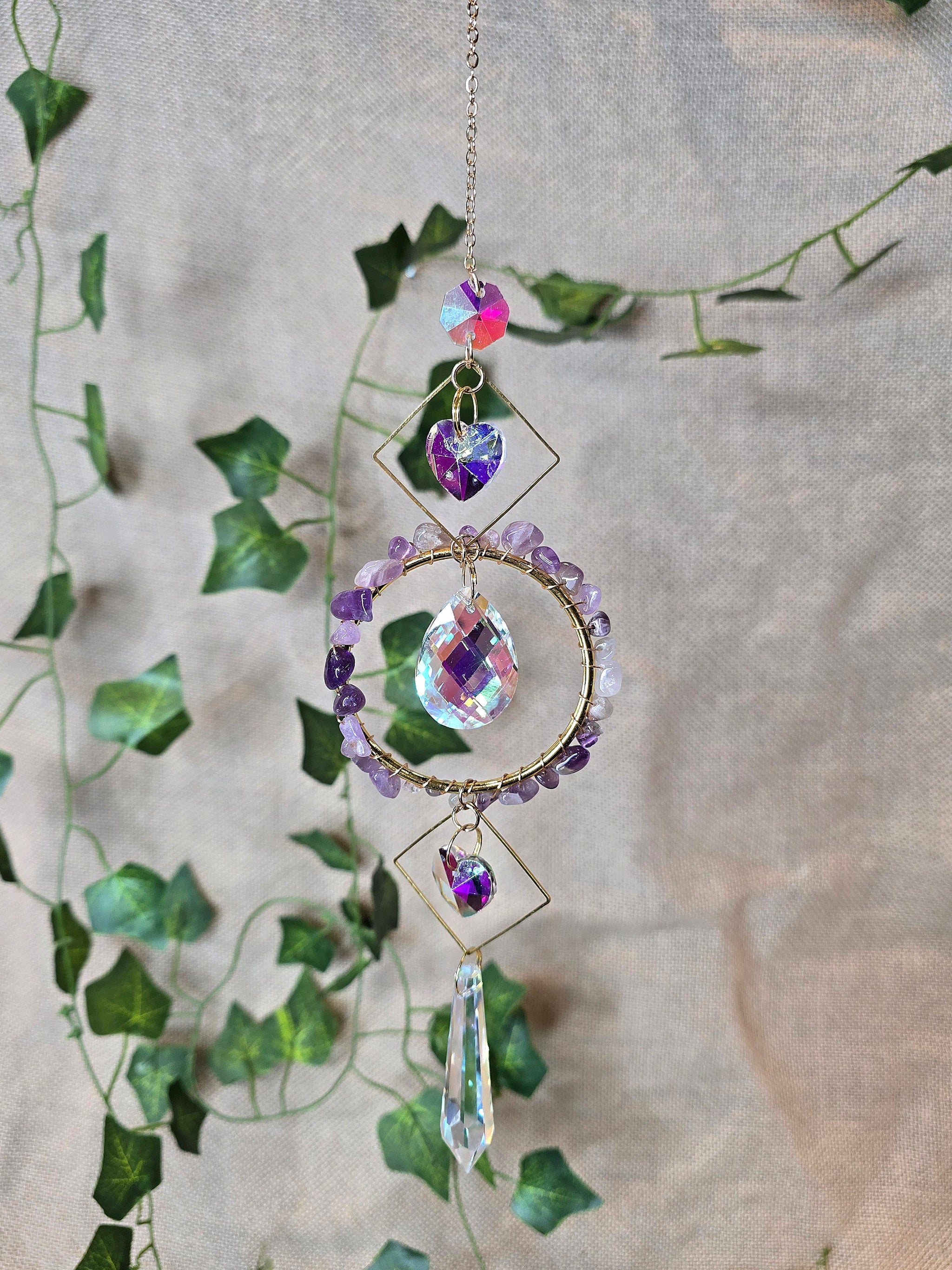 Aurinkosieppari, jossa on käytetty ametisti siruja. 