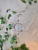 Aurinkosieppari, jossa on käytetty ametisti siruja. 