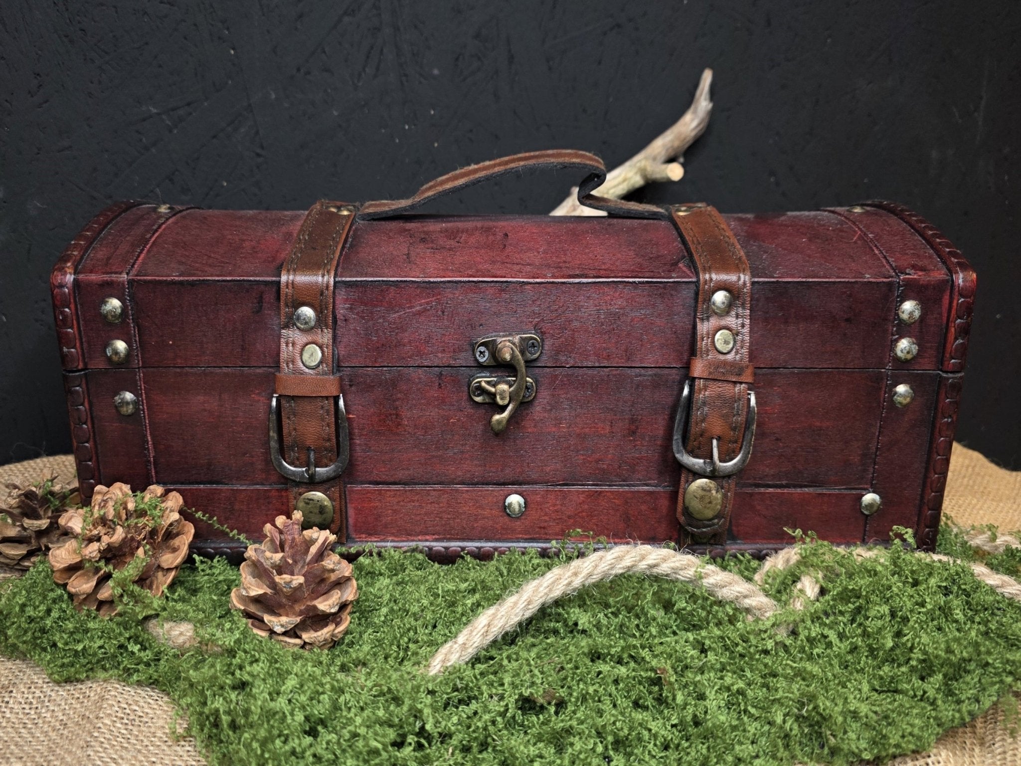 Iso puinen arkku säilytykseen.