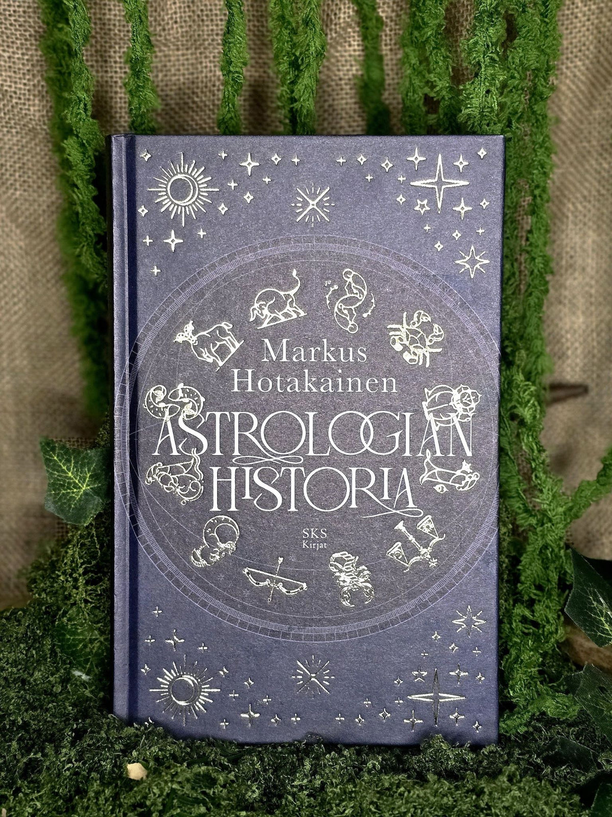Markus Hotakaisen kirja Astrologian historia.