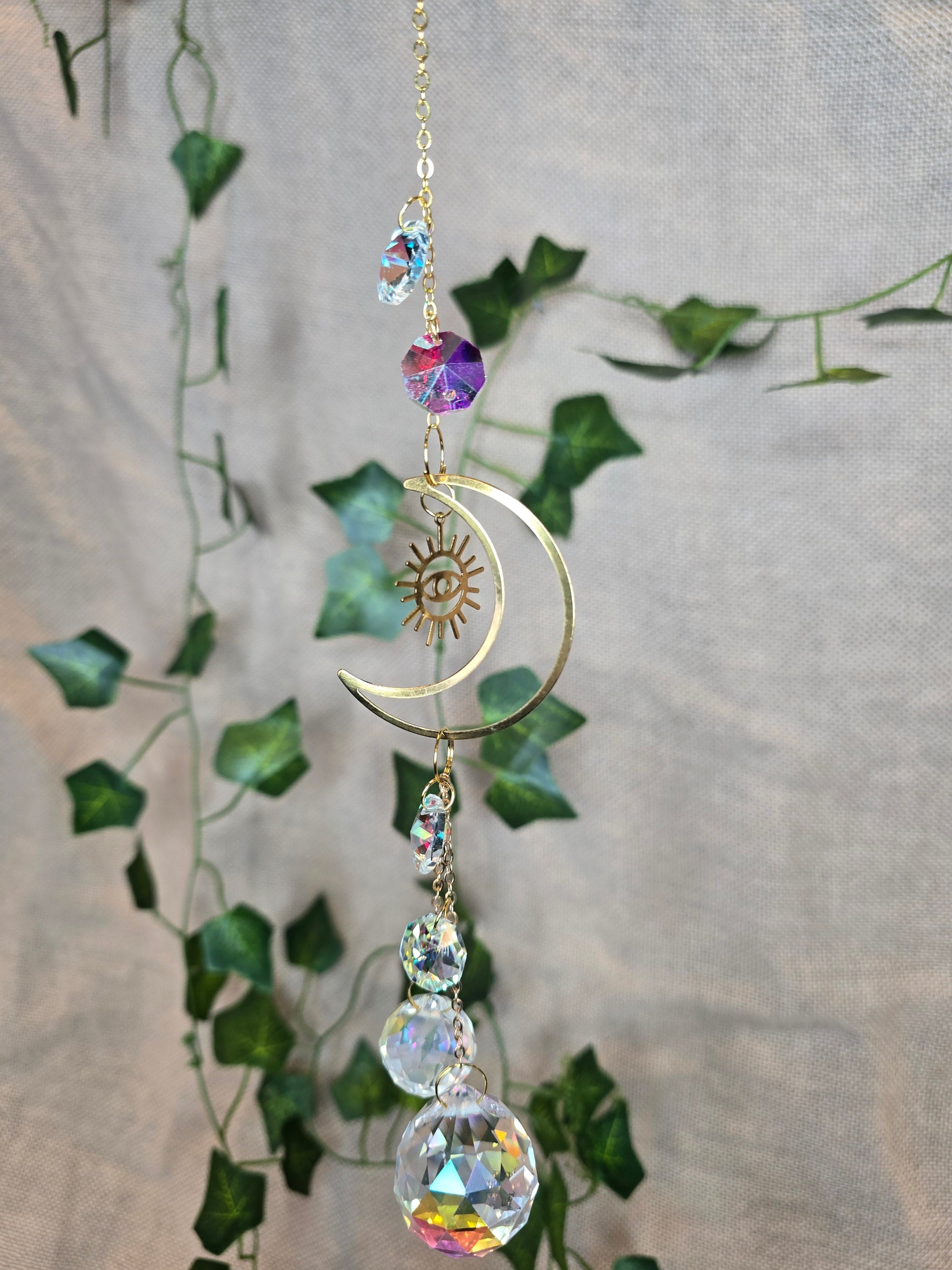 Aurinko sieppari, kuu ja kaikki näkevä aurinko symbolit, kristalleja.