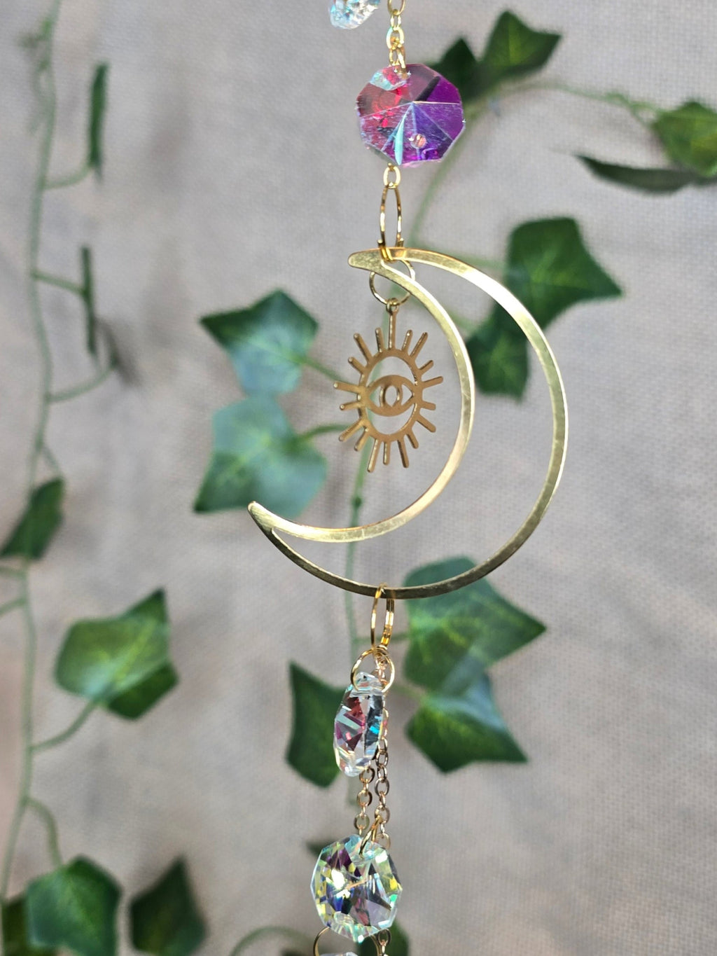 Aurinko sieppari, kuu ja kaikki näkevä aurinko symbolit, kristalleja.