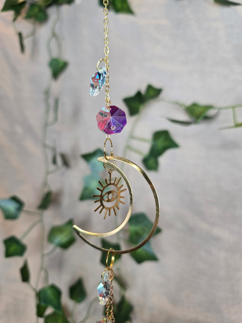 Aurinko sieppari, kuu ja kaikki näkevä aurinko symbolit, kristalleja.
