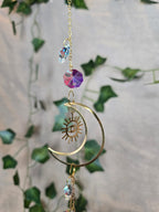 Aurinko sieppari, kuu ja kaikki näkevä aurinko symbolit, kristalleja.