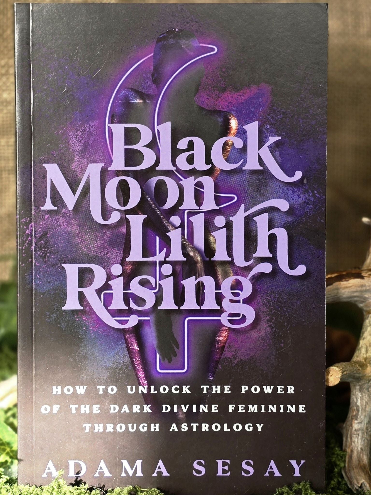 Black Moon Lilith Rising- How to Unlock the Power of the Dark Divine Feminine Through Astrology, Adama Sesay kirja engalnniksi.