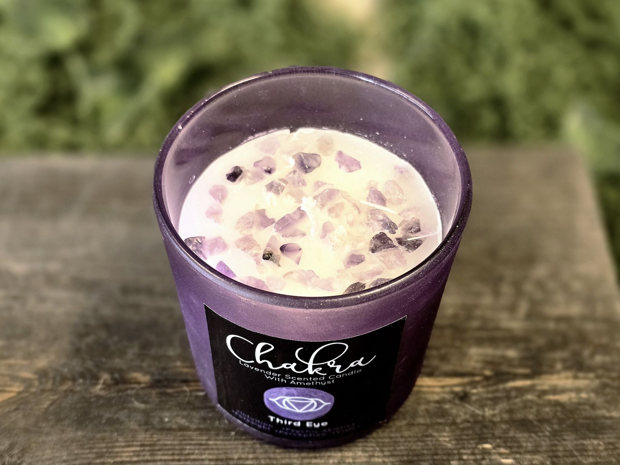 Chakra Third Eye-tuoksukynttilä ametisteilla ja laventelin tuoksulla. Kynttilä sopii hyvin intuitiivisiin hetkiin ja selvännäön tueksi.&nbsp; Mukana tuleva metallinen kansi suojaa kynttilää polttokertojen välillä.&nbsp; Tuote toimitetaan pahvirasiassa.