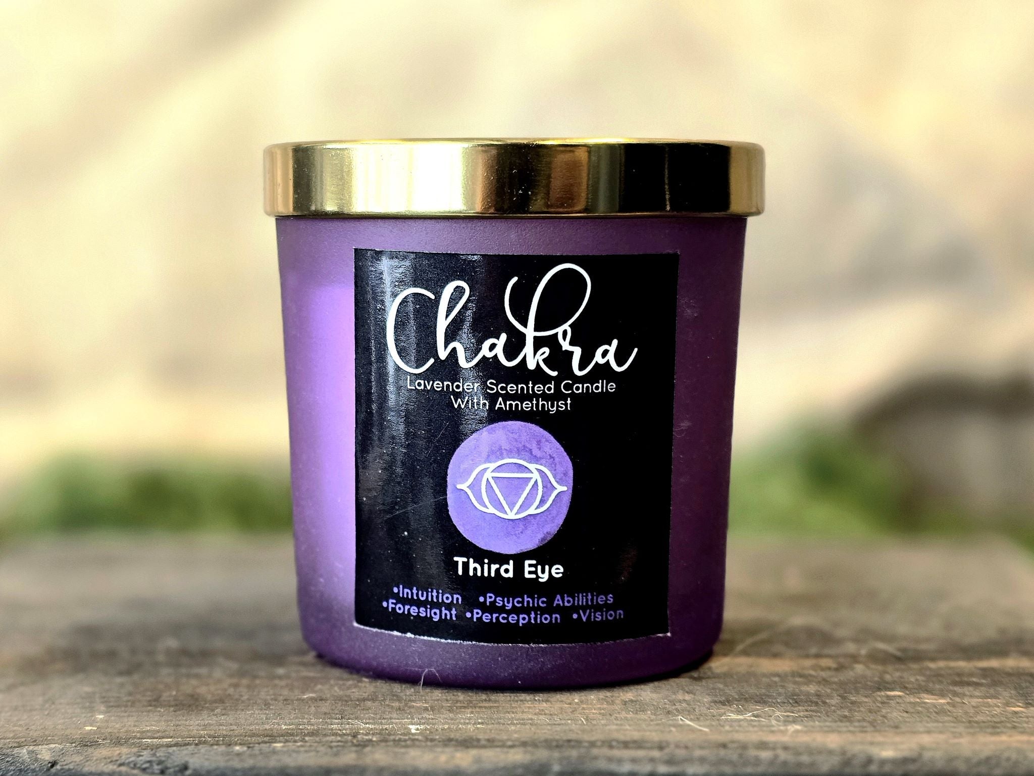 Chakra Third Eye-tuoksukynttilä ametisteilla ja laventelin tuoksulla. Kynttilä sopii hyvin intuitiivisiin hetkiin ja selvännäön tueksi.&nbsp; Mukana tuleva metallinen kansi suojaa kynttilää polttokertojen välillä.&nbsp; Tuote toimitetaan pahvirasiassa.