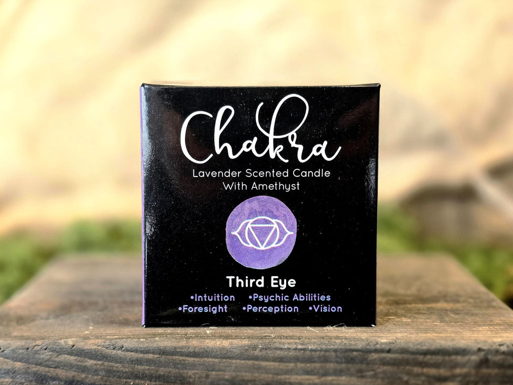 Chakra Third Eye-tuoksukynttilä ametisteilla ja laventelin tuoksulla. Kynttilä sopii hyvin intuitiivisiin hetkiin ja selvännäön tueksi.&nbsp; Mukana tuleva metallinen kansi suojaa kynttilää polttokertojen välillä.&nbsp; Tuote toimitetaan pahvirasiassa.