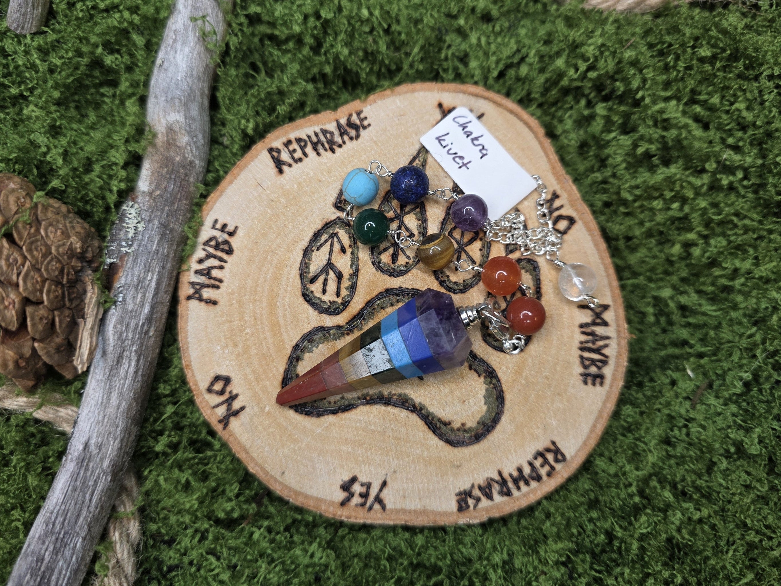 Chakrakivi heiluri helmillä. 