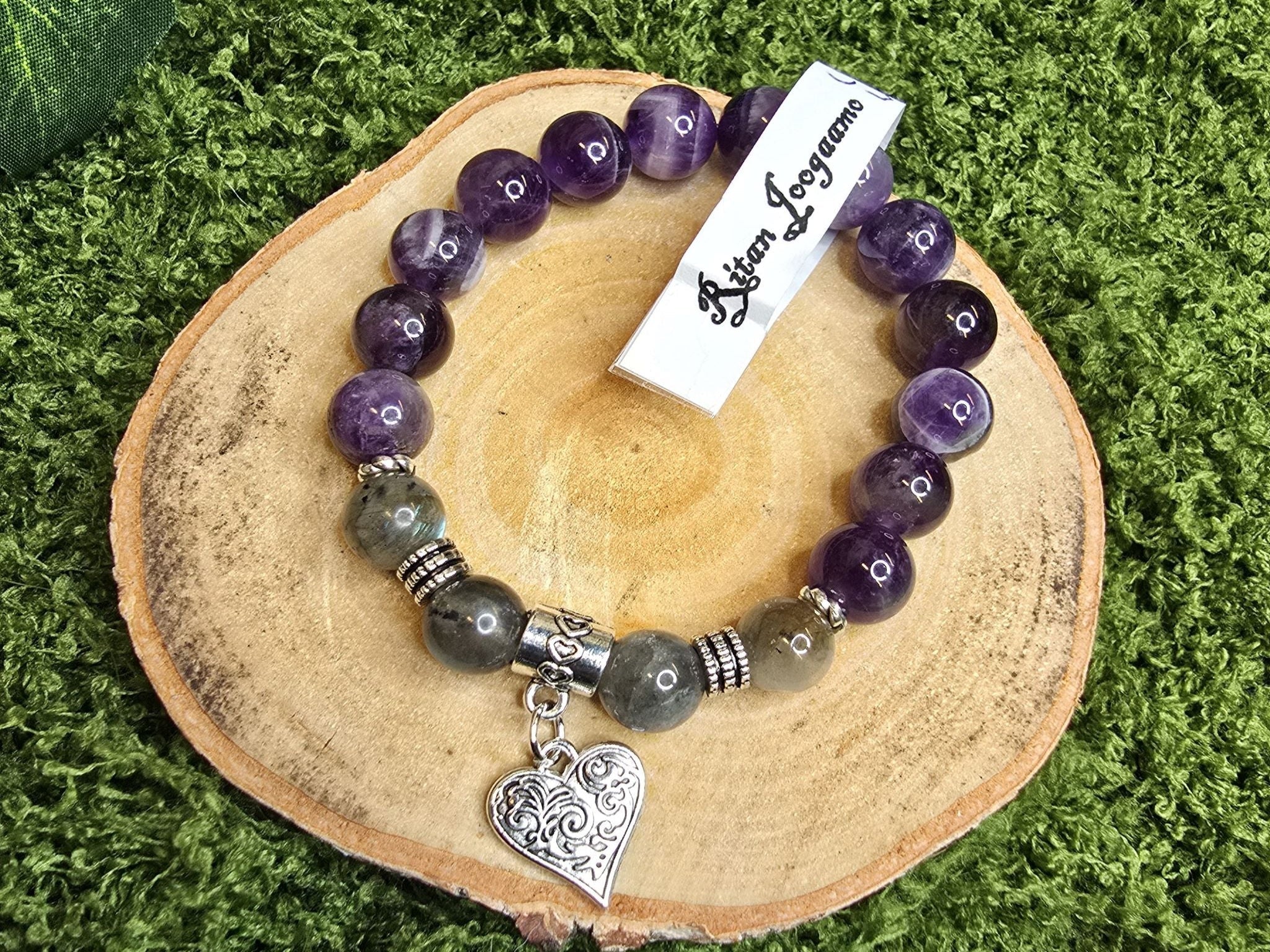 Rannekoru chevron ametistista ja labradoriitista. 