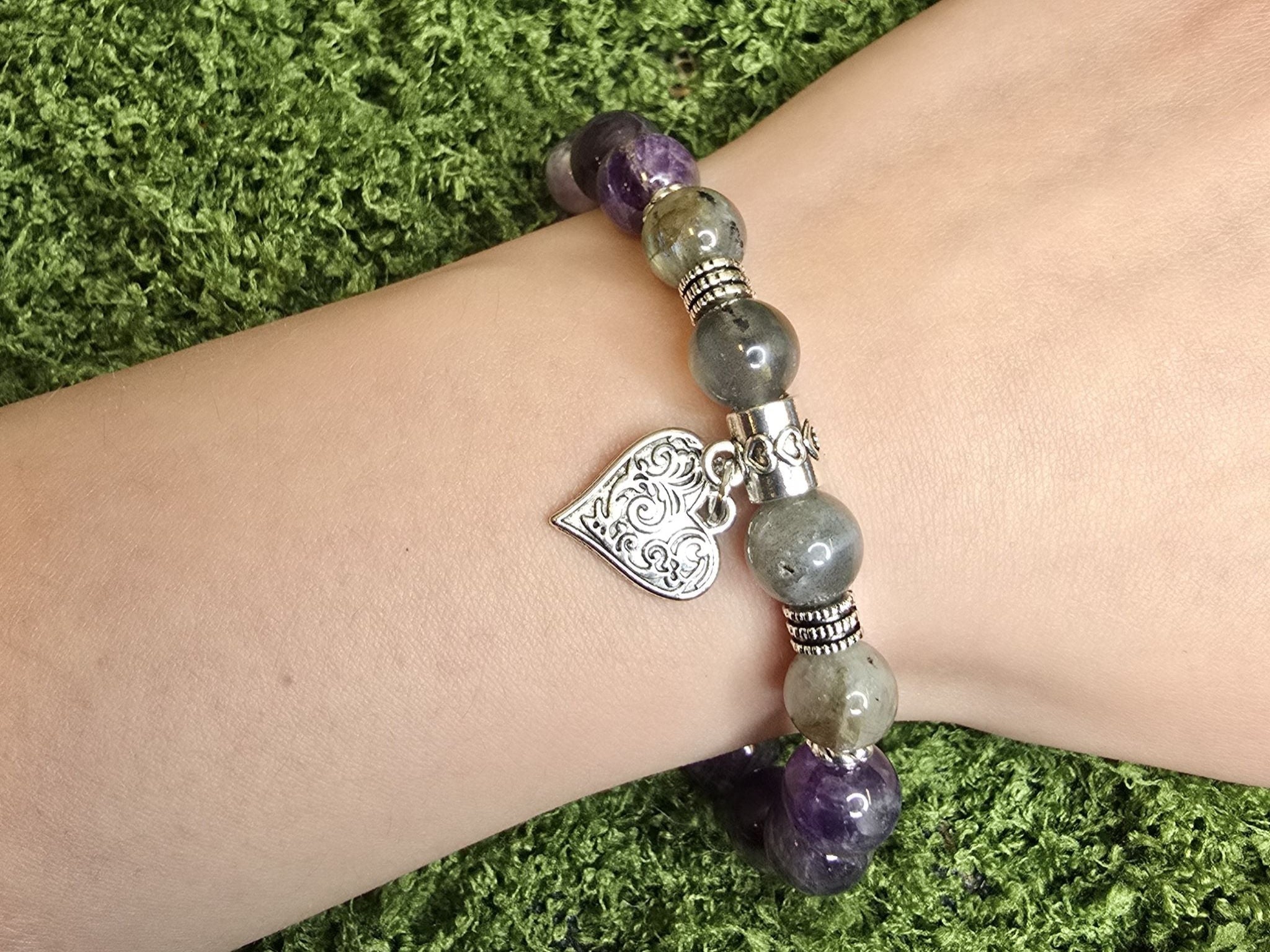 Rannekoru chevron ametistista ja labradoriitista. 