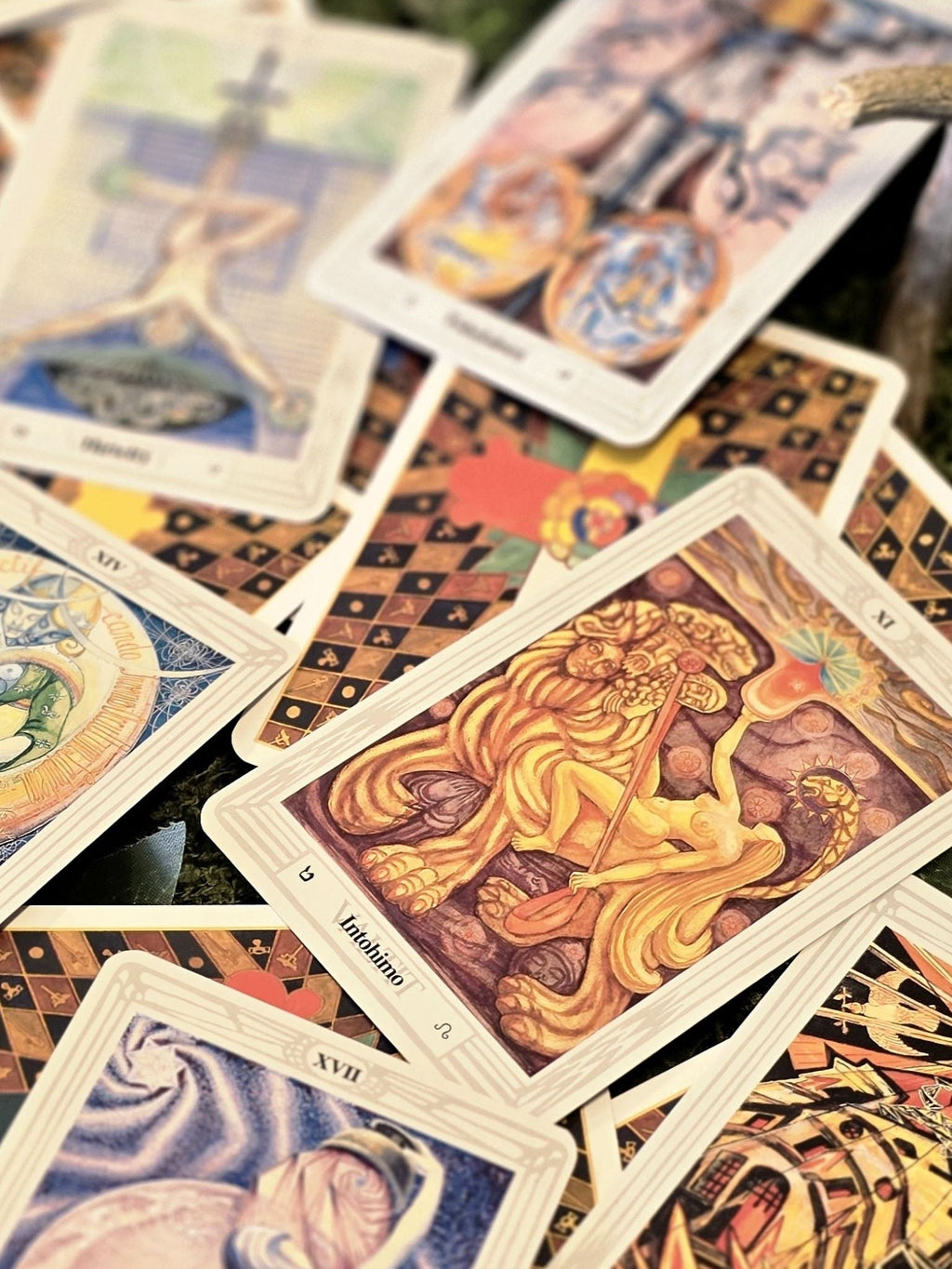 Crowley Thot -tarotkortit & Tarot Sielun peili -opaskirja