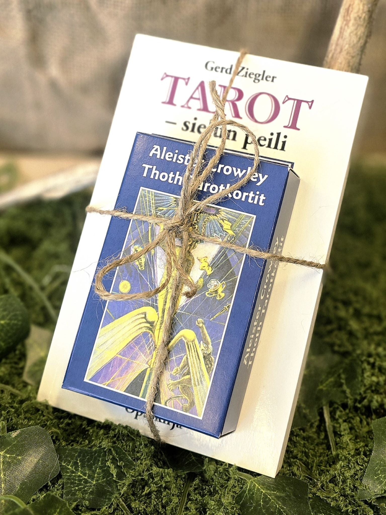 Crowley Thot -tarotkortit & Tarot Sielun peili -opaskirja