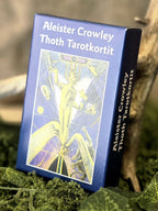 Crowley Thot -tarotkortit & Tarot Sielun peili -opaskirja.
