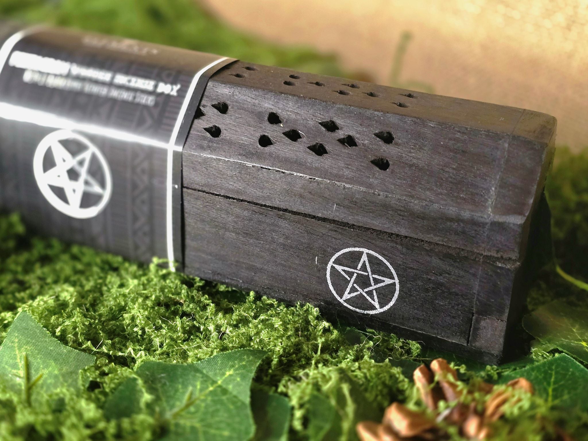 Elements pentagram musta pippurin tuoksuiset suitsukkeet säilytysrasiassa. 