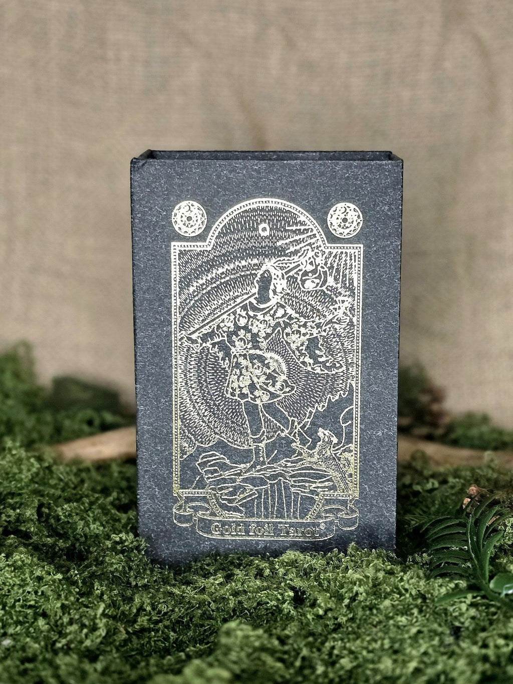 Musta-kultainen perinteinen tarotkorttipakka.