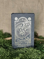 Musta-kultainen perinteinen tarotkorttipakka.