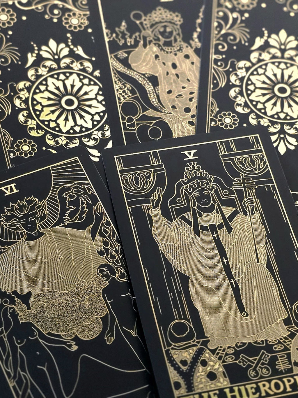 Musta-kultaiset perinteiset tarotkortit.