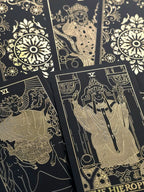 Musta-kultaiset perinteiset tarotkortit.