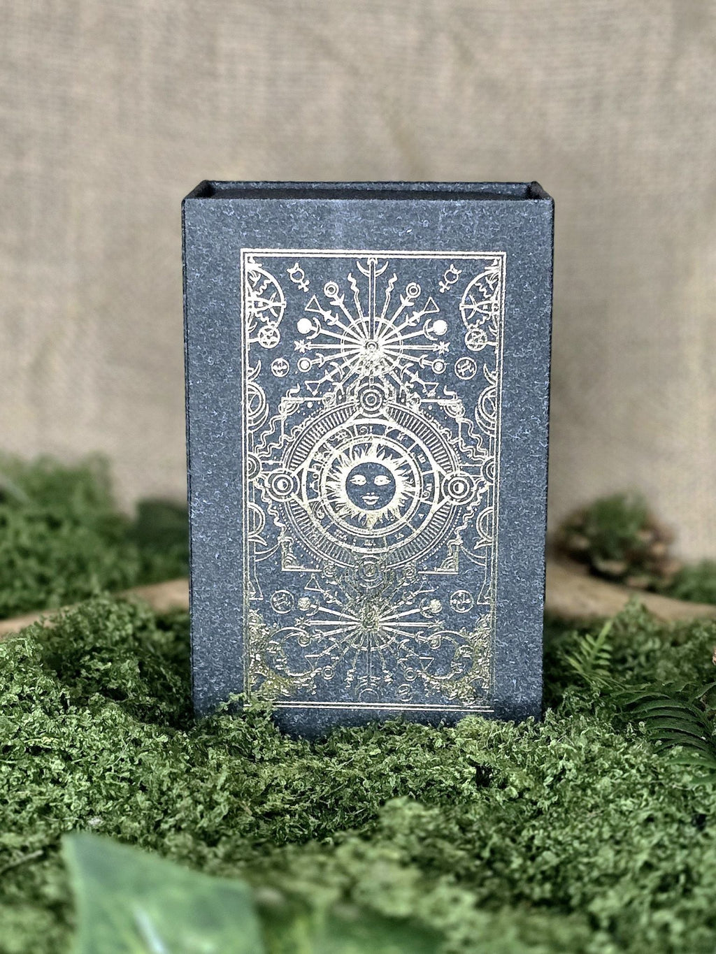 Musta-kultainen perinteinen tarotkorttipakka.