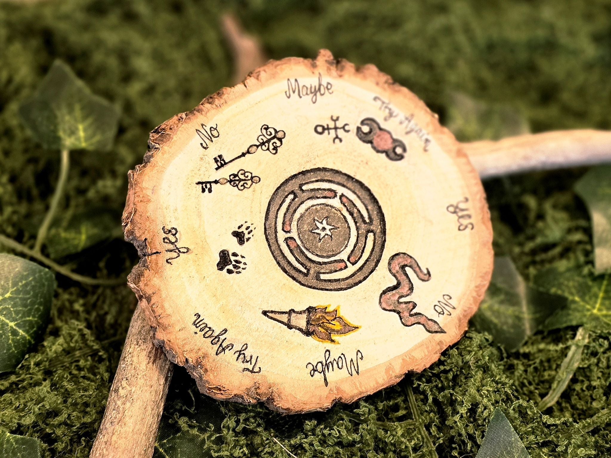 Käsintehty heilurialusta puusta Hekate jumalatar symboliikalla.