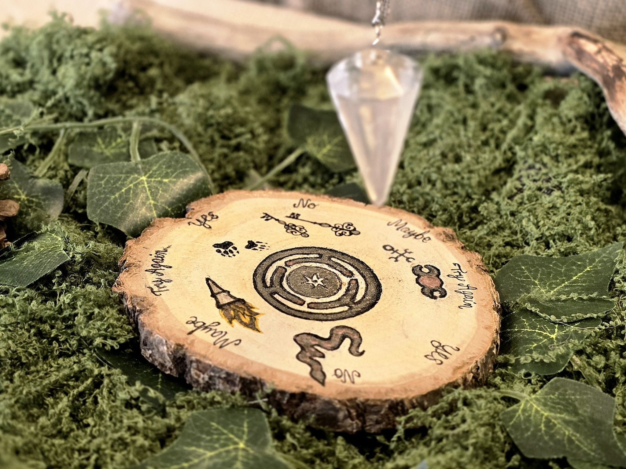 Käsintehty heilurialusta puusta Hekate jumalatar symboliikalla.