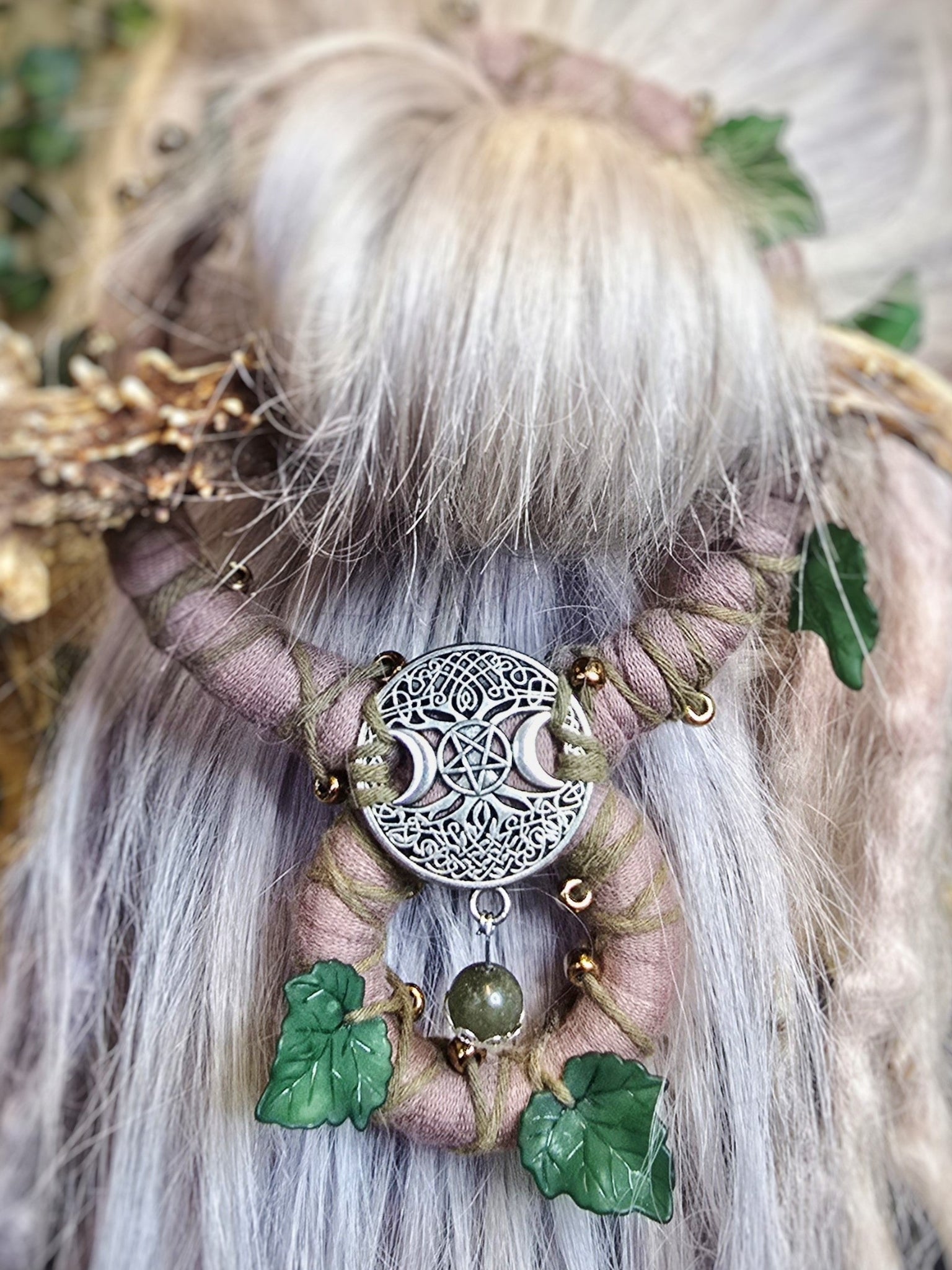 Koristeellinen takkurengas/nutturarengas kauriinsarvella.