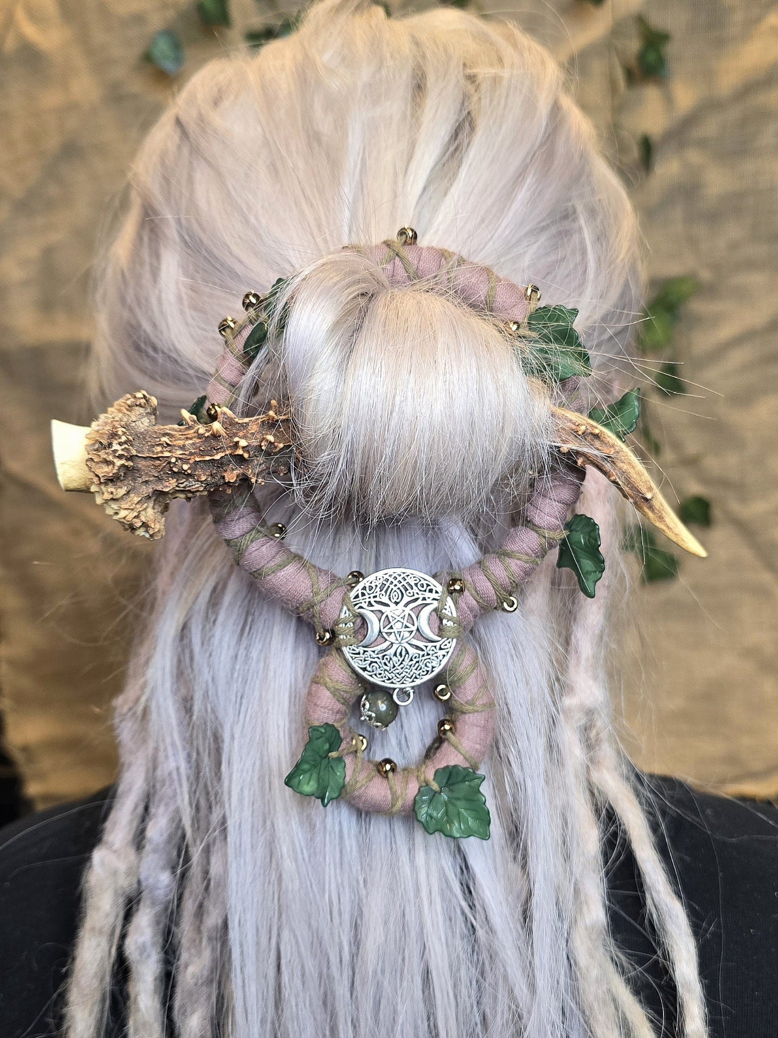 Koristeellinen takkurengas/nutturarengas kauriinsarvella.