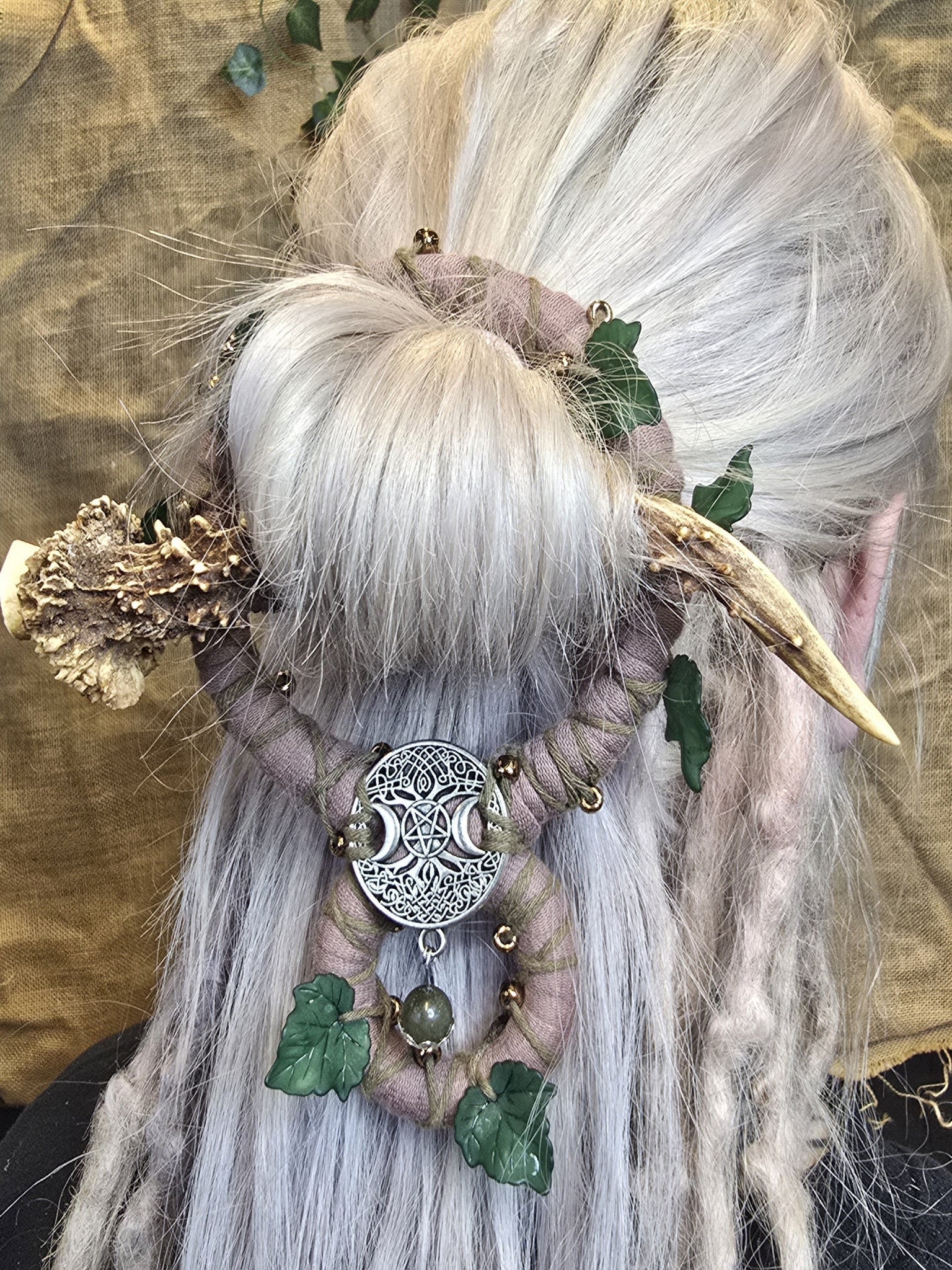 Koristeellinen takkurengas/nutturarengas kauriinsarvella.