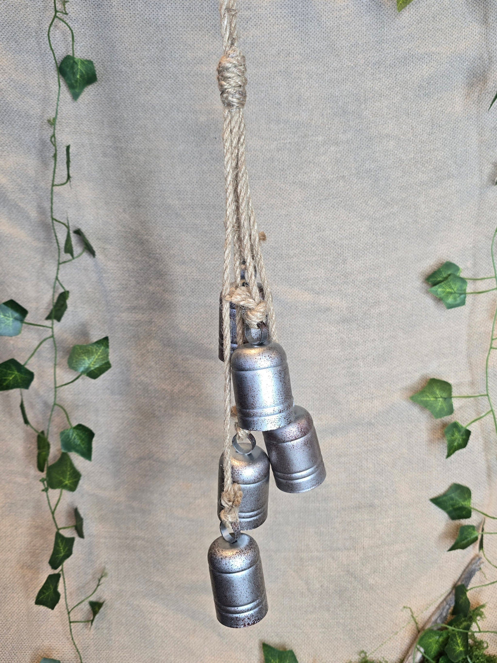 Noitakello, jossa hopeanvärisiä kelloja. 