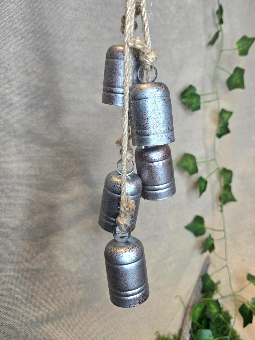 Noitakello, jossa hopeanvärisiä kelloja.