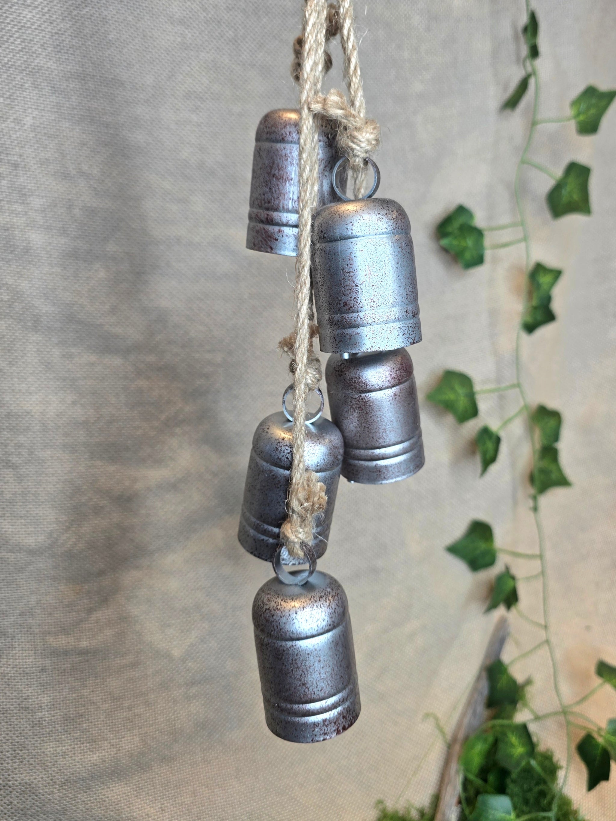 Noitakello, jossa hopeanvärisiä kelloja.